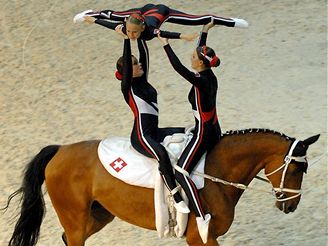 Voltiž. Taktéž velmi náročný sport.